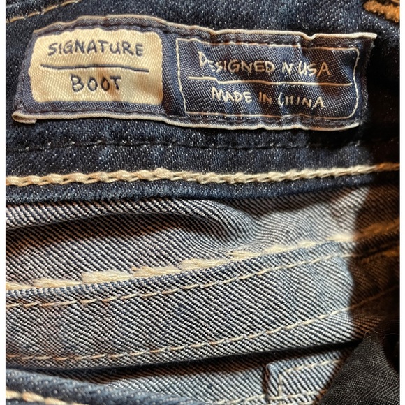 Miss Me Signature Boot Cut Jeans. Size 27 - Picture 5 of 7